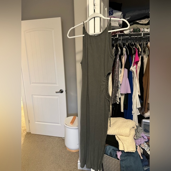 Dresses - Picture 2 of 11